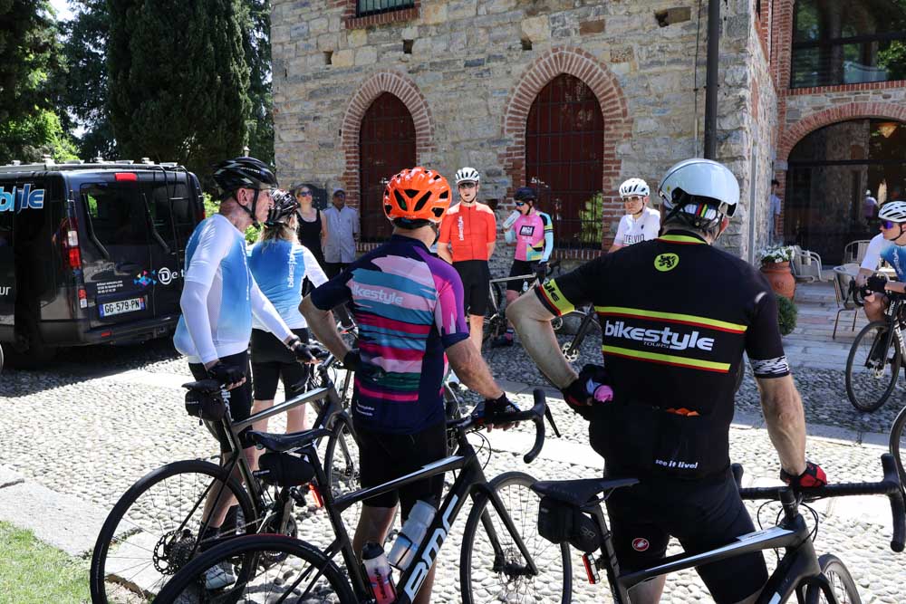Rider briefing on tour